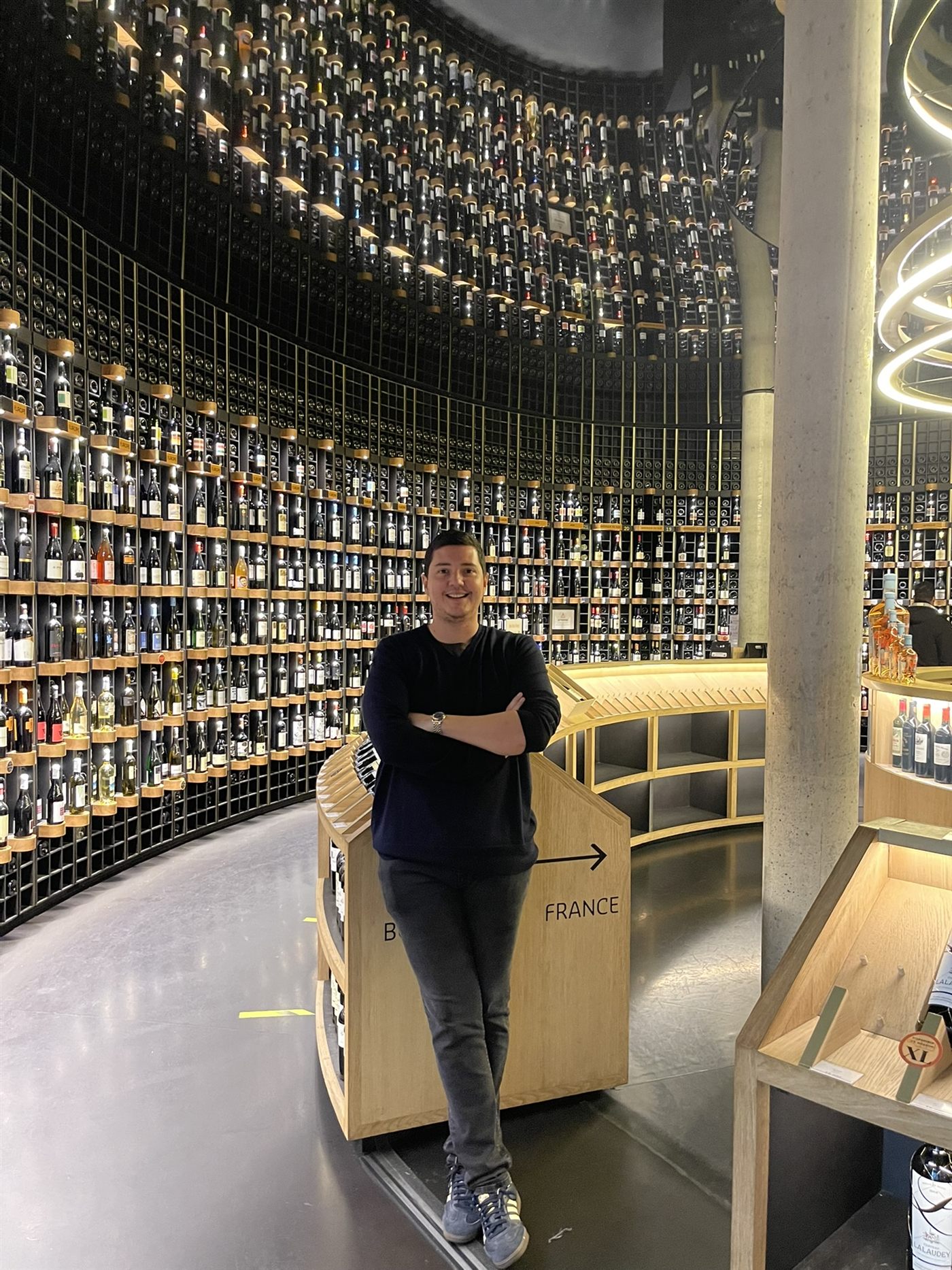 Nicolás Cárdenas en la Cité du Vin, rodeado de miles de botellas