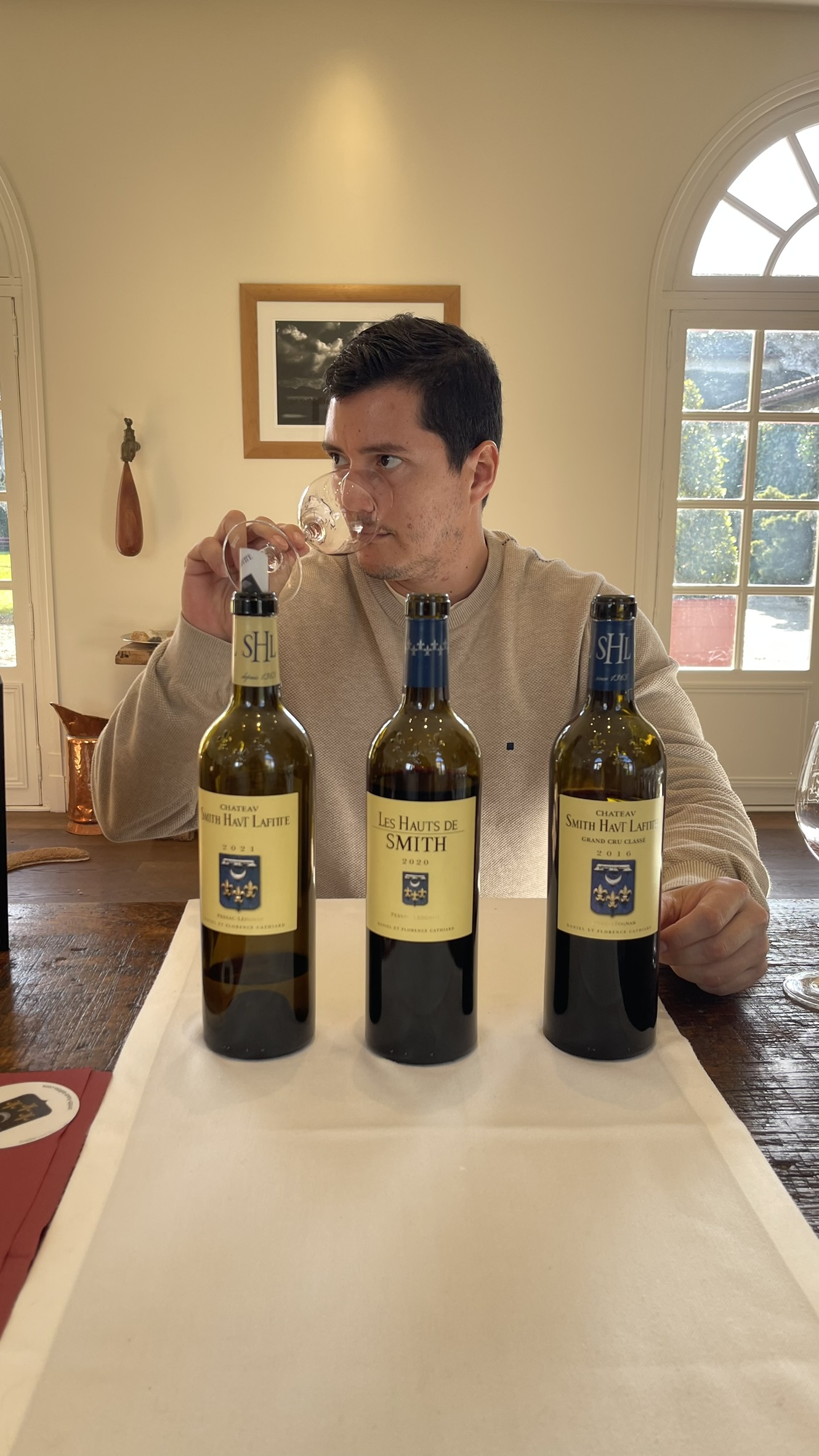 Nico catando vinos en Francia